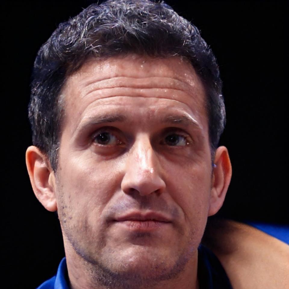 Instrutor especialista em UX para AR/VR sorrindo e demonstrando confiança na área de ensino